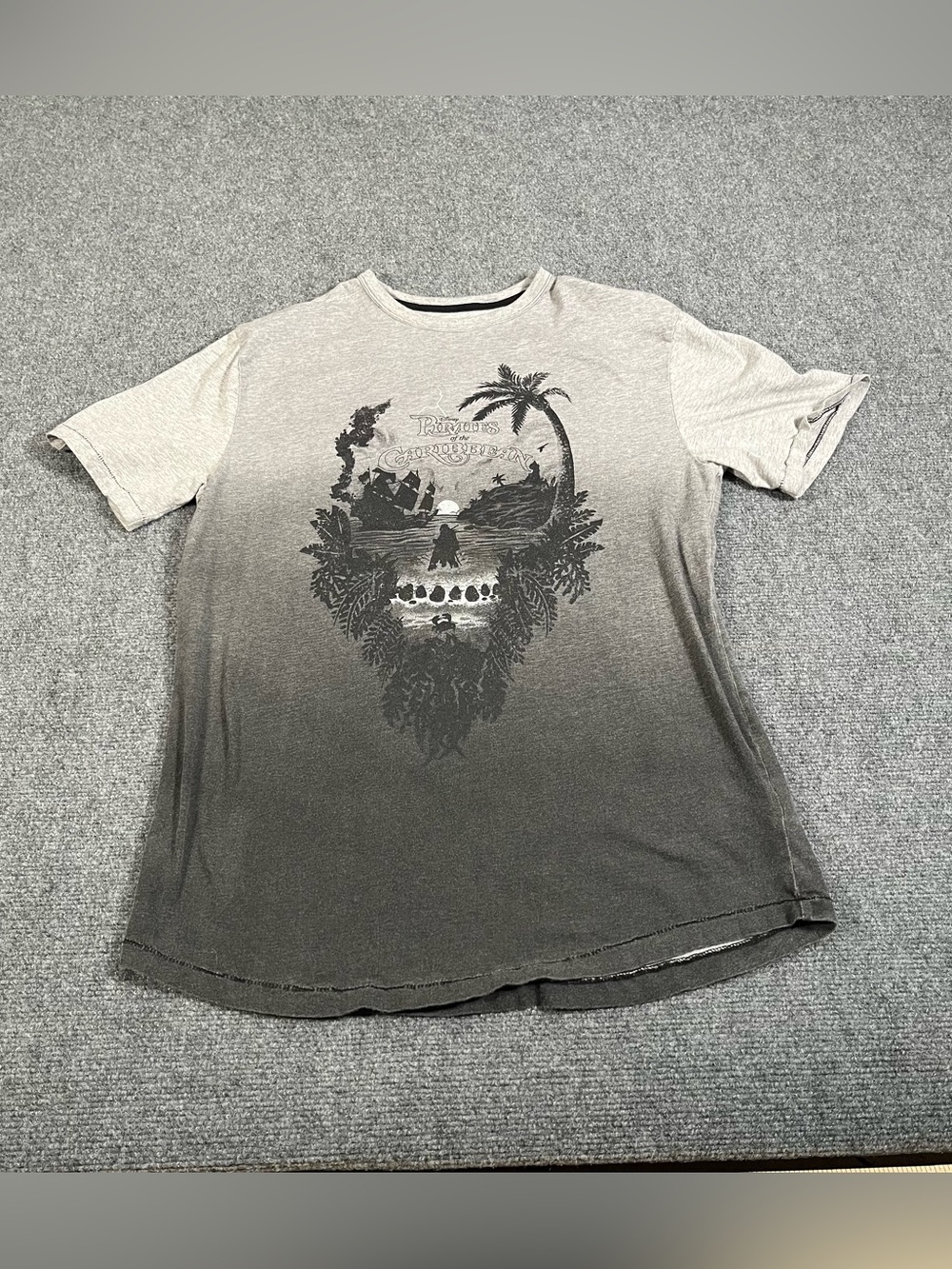 Pirates of the Caribbean Gray Tshirt Medium Y2K Disney Parks Johnny Depp